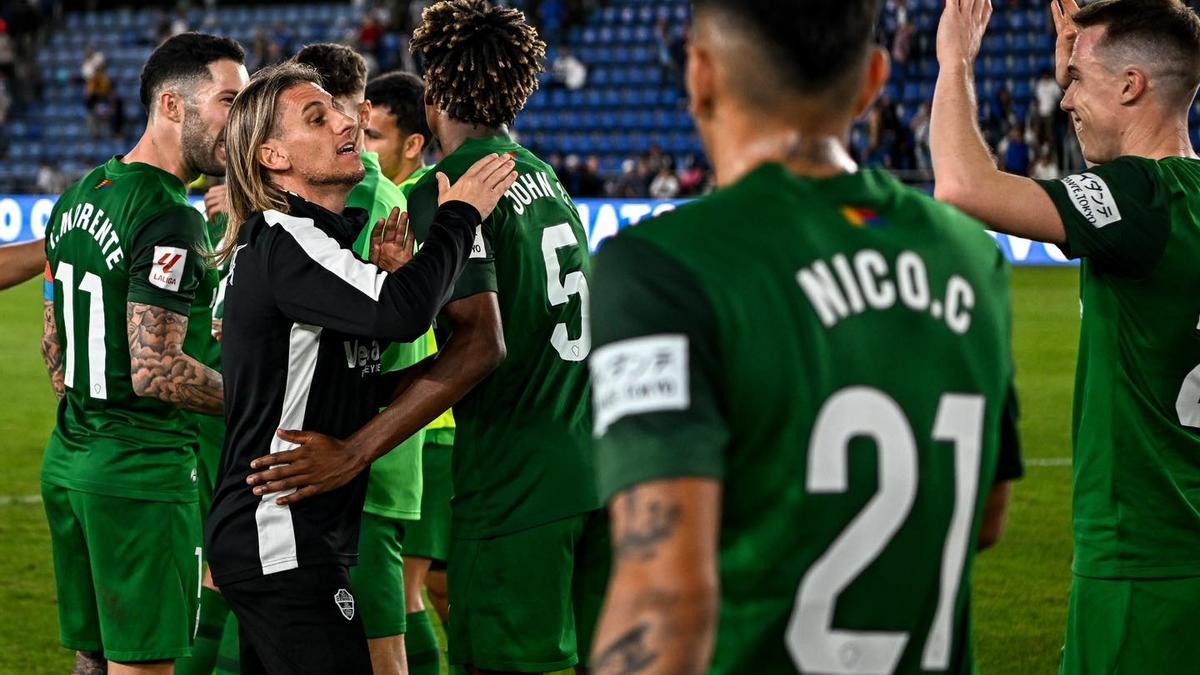 El entrenador del Elche CF felicita a sus jugadores tras la victoria en Tenerife