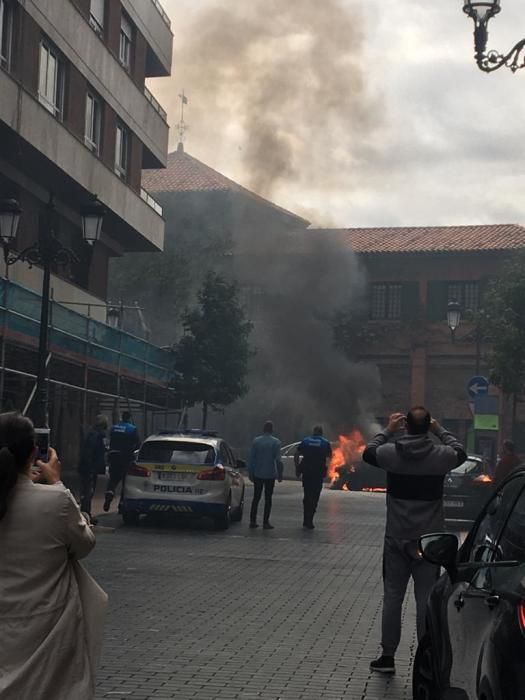 Susto en el centro de Oviedo al arder un coche en marcha.