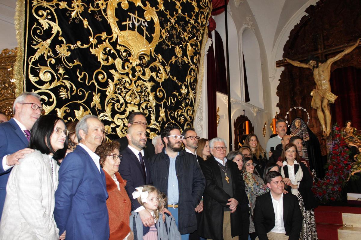 Miembros de la cofradía y el autor del trabajo, en el Calvario.