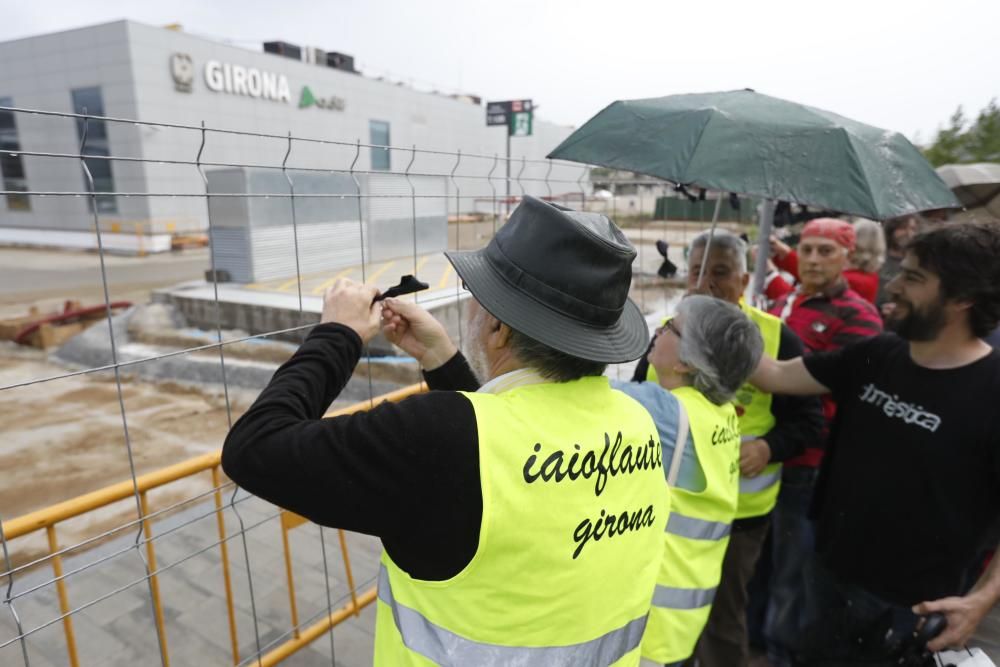 Els Iaioflautes pengen els crespons de protesta al parc Central