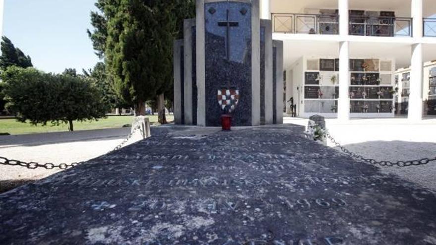 Tumba del genocida croata Vjekoslav&amp;nbsp;Luburic situada en el cementerio de Carcaixent.