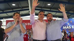 El presidente del Gobierno, Pedro Sánchez (c), acompañado por presidente del gobierno asturiano, Adrián Barbón y el candidato a eurodiputado, Jonás Fernández, durante un mitin este lunes en Gijón.