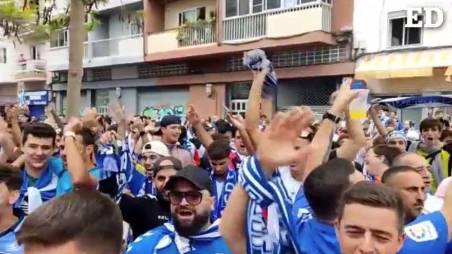 Miles de aficionados del CD Tenerife calientan el ambiente por fuera del Heliodoro