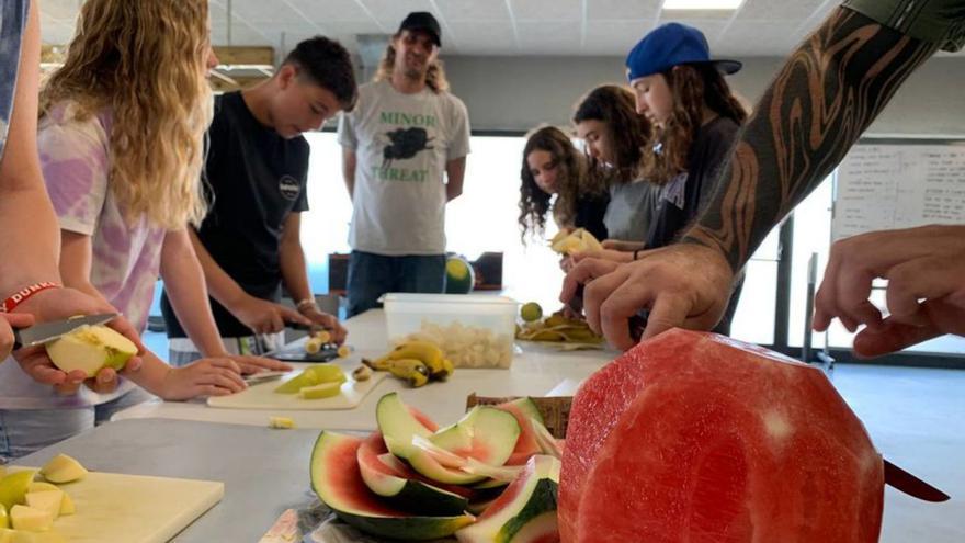 Els alumnes, tallant fruita pels sense sostre. | INSTITUT VALL DE LLÉMENA