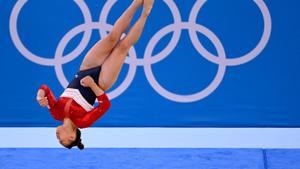 Sunisa Lee succeeix una Simone Biles que agraeix «el torrent d’amor»