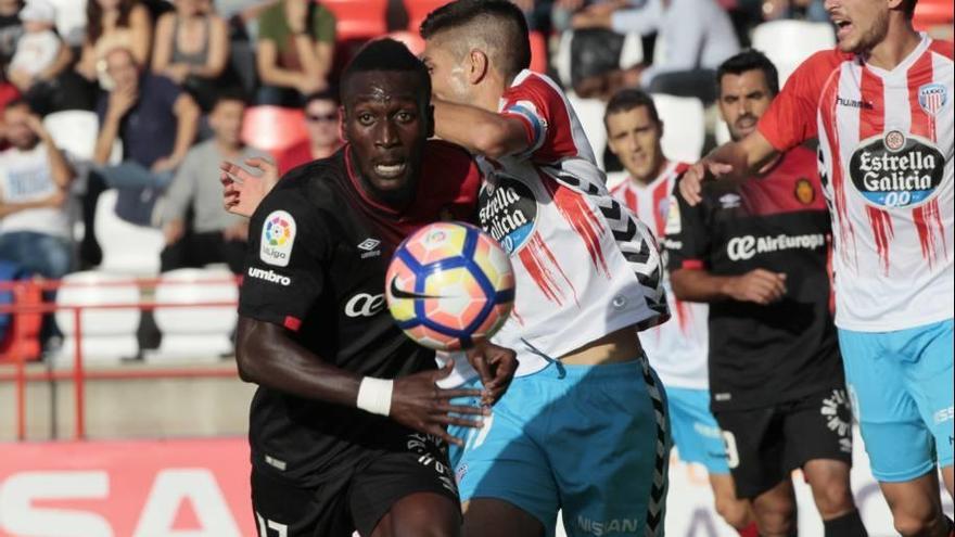 Lago Junior sigue la trayectoria del balón en un  momento del partido de ayer.