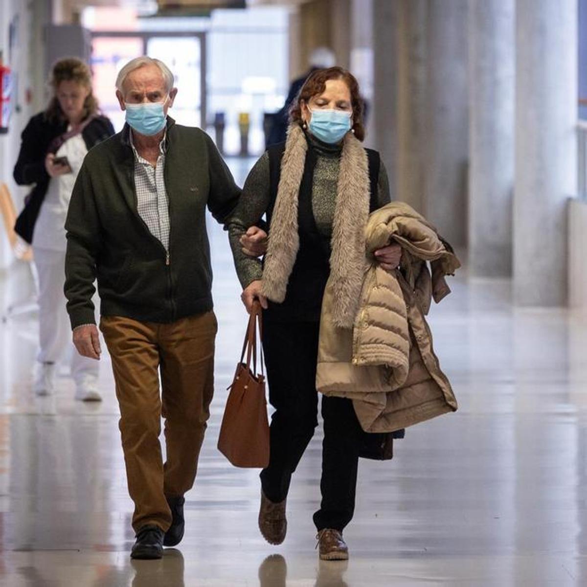 Las autoridades sanitarias recomiendan el uso de mascarillas para prevenir el contagio de las enfermedades respiratorias.