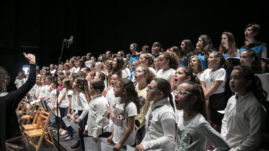 Escolares de la Isla cantan el &#039;Arroró&#039;