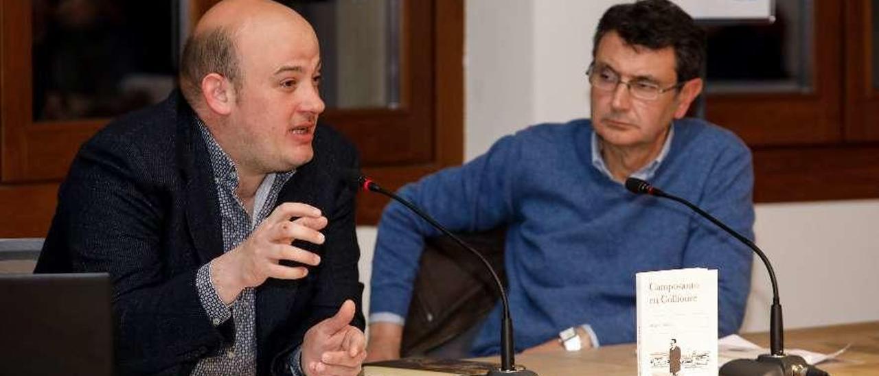 Miguel Barrero, ayer, en la antigua Escuela de Comercio, con José Carlos Díaz a la derecha.