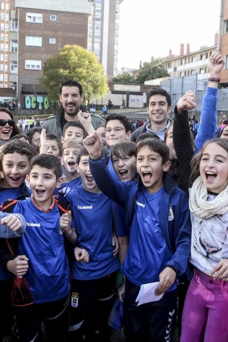 Visita de los jugadores del Real Oviedo, Toché y Héctor, al Colegio Buenavista I