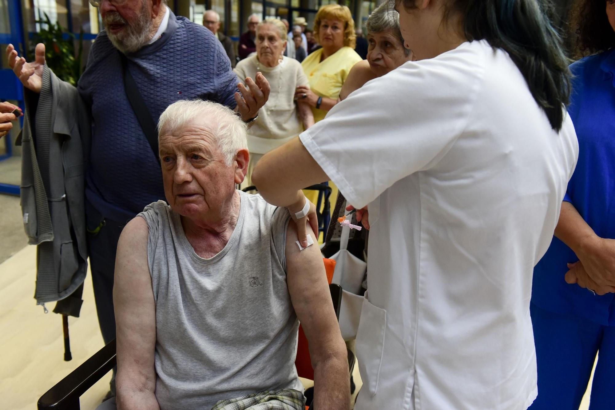 Vacunación en la residencia Torrente Ballester