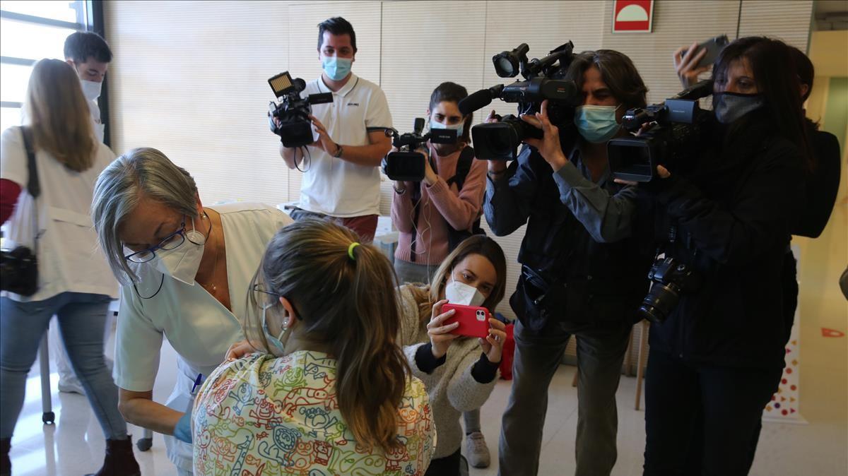 Inmunización de sanitarios de Sant Joan de Déu (Barcelona) con la vacuna de Moderna, este sábado.