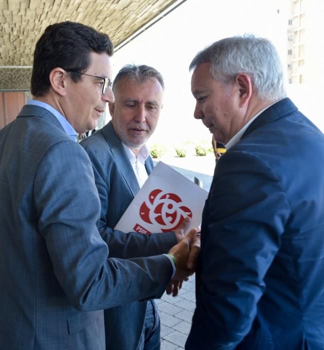 17-04-2019 LAS PALMAS DE GRAN CANARIA. Sebastián Franquis, Pablo Rodríguez y Angel Victor Torres a las puertas de la Ciudad de la Justicia  | 17/04/2019 | Fotógrafo: Andrés Cruz