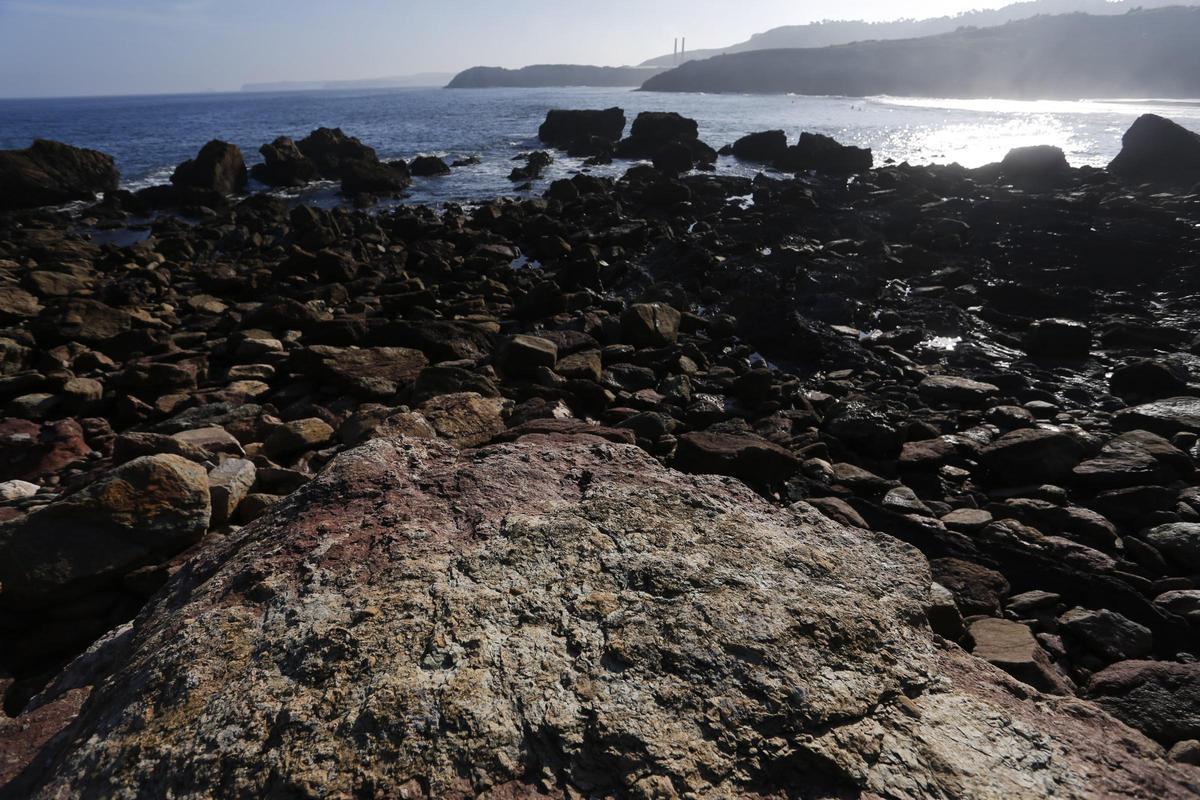 Playa de Arnao, con fósiles del Devónico.