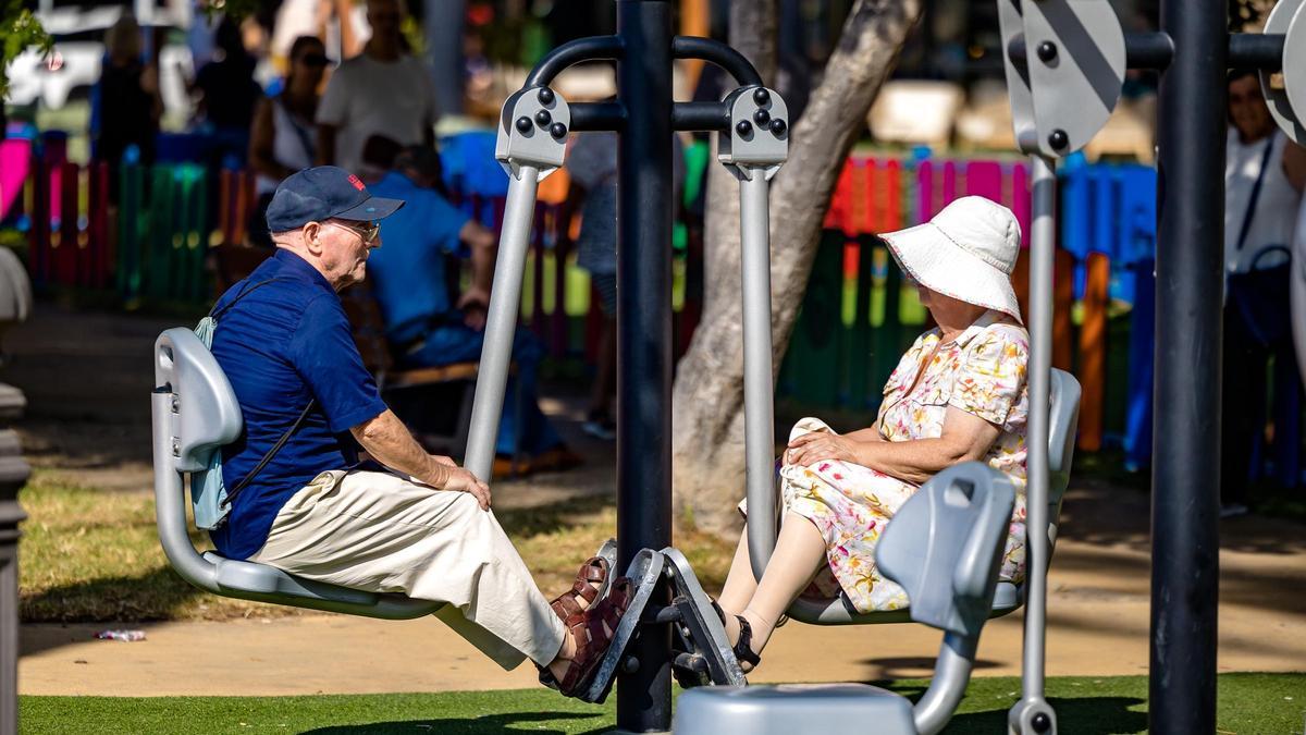 Una pareja de jubilados en un parque de Benidorm.