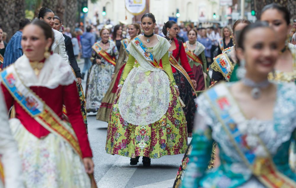 La apertura de las Hogueras del 90 aniversario resultó espectacular, con una gran participación de las comisiones, de veteranos festeros y de las Belleas del Foc.