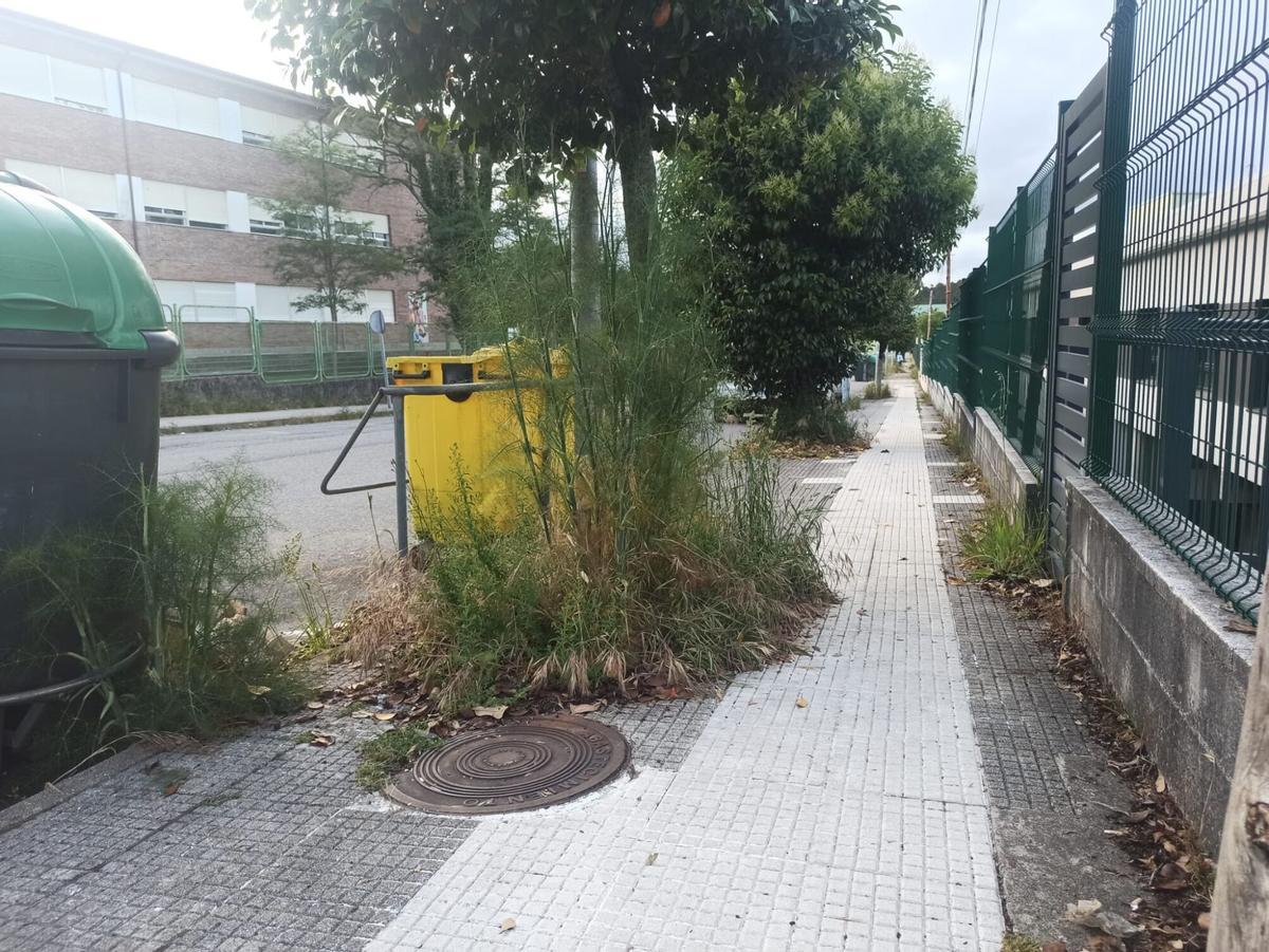 La calle entre el IES García Barros y la residencia es la más afectada de la zona.