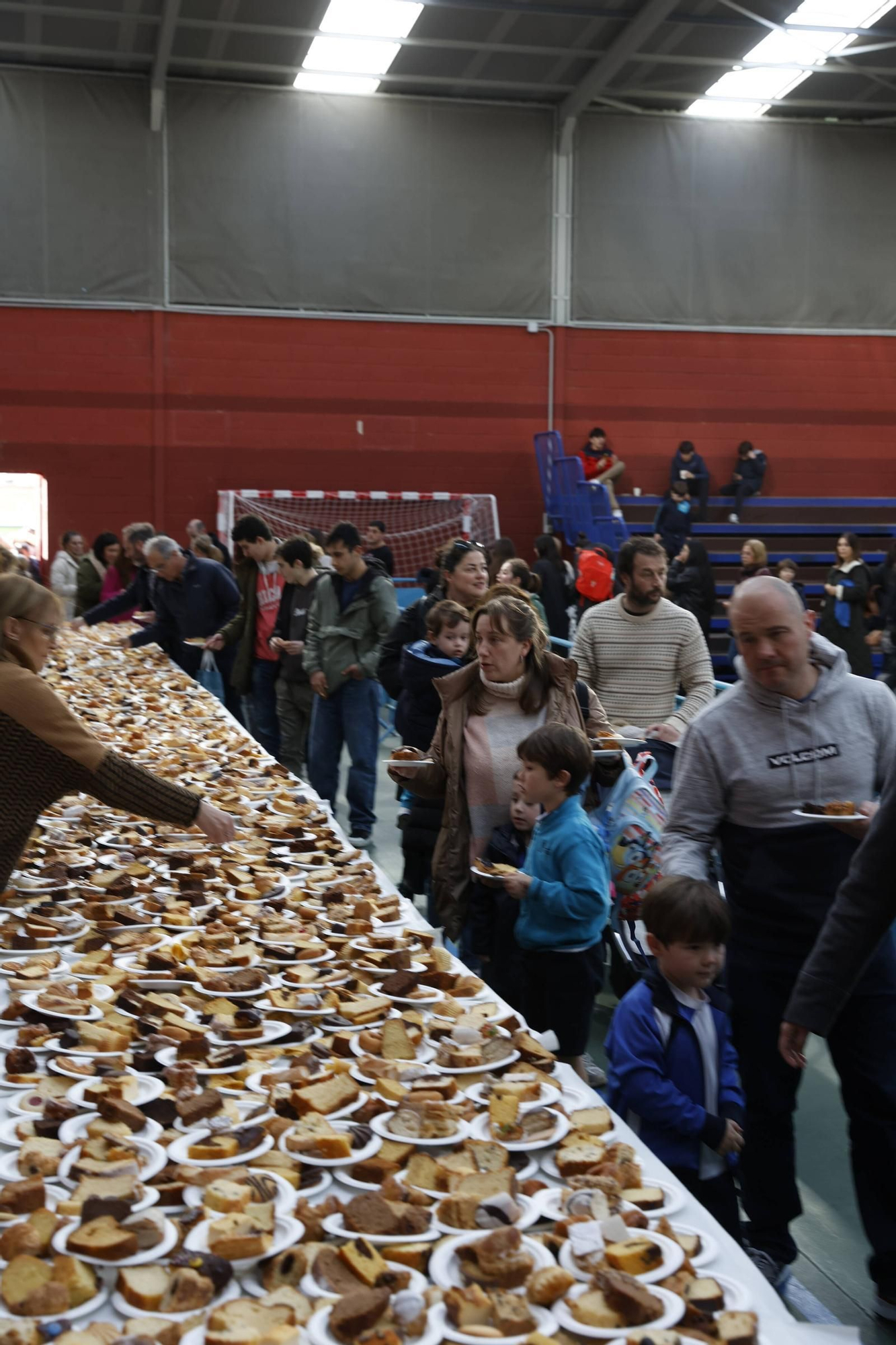 Así fue la merienda solidaria en los jesuitas de Gijón (en imágenes)