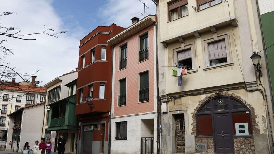 Entorno de la Casa del Chino de Cimavilla, donde hay varios bajos habitados.