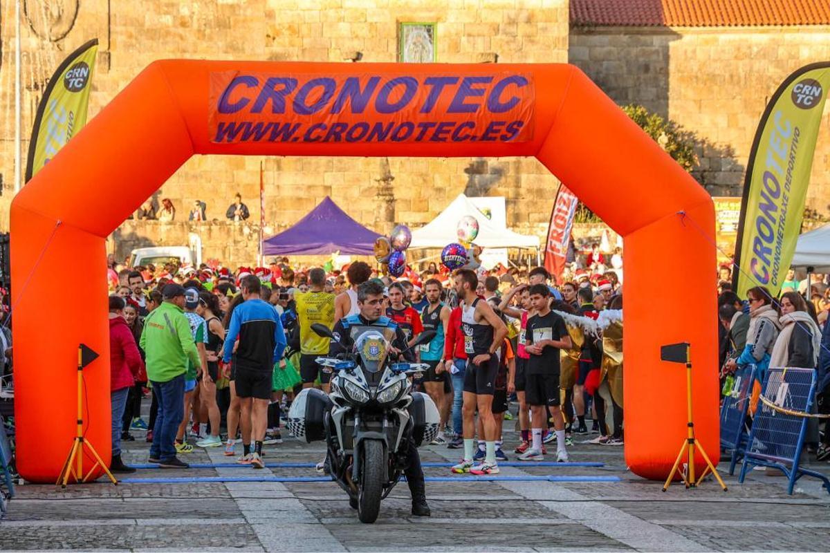 Cambados despide el año con miles de pisadas... y disfraces navideños