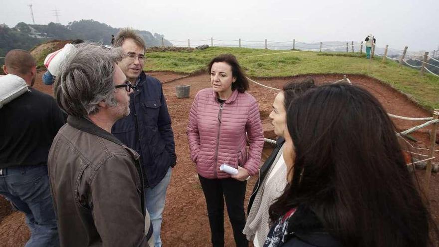 Por la izquierda, los arqueólogos Ivan Muñiz, Alejandro García y Otilia Requejo, con la concejala Mar González y la alcaldesa Yasmina Triguero, durante las excavaciones en el castillo el año pasado.