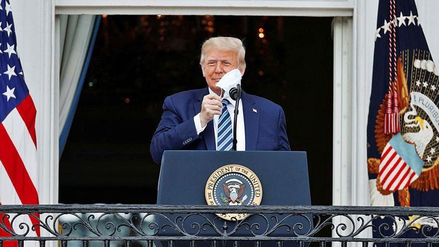 Trump se quita la mascarilla en el balcón de la Casa Blanca.