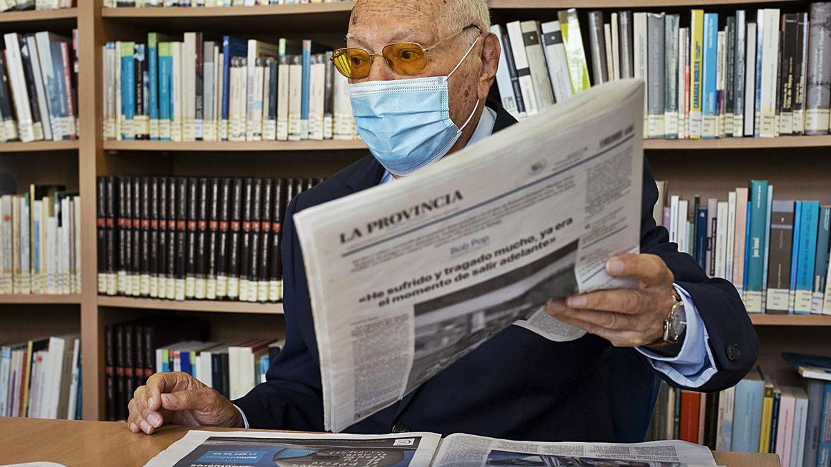 Segundo Medina con un ejemplar de LA PROVINCIA, el primer periódico que lee cada mañana en la biblioteca. | | LP/DLP