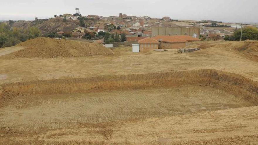 Aspecto que presenta la construcción del parque acuático, al fondo la localidad de Castrogonzalo.