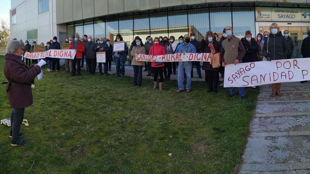 La portavoz de la Plataforma por la Sanidad, Prudencia Garrote, lee un comunicado durante una de las concentraciones semanales en Bermillo. | L. F.