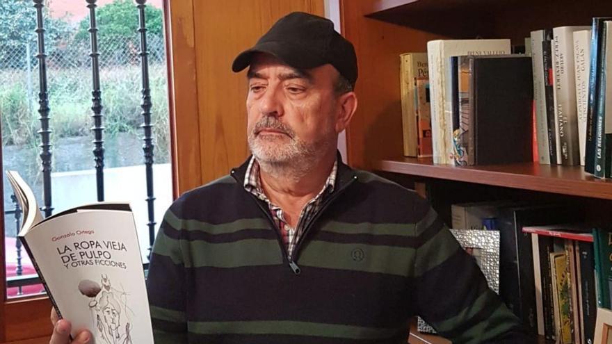 Gonzalo Ortega Ojeda con un ejemplar de su última obra, ‘La ropa vieja de pulpo’ en su casa de Teror.
