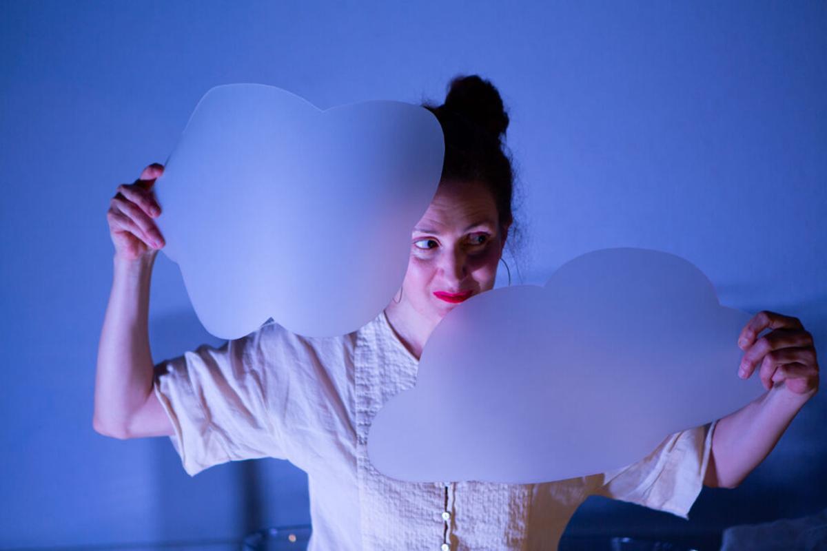 Lupe Estévez es una artista visual y creadora escénica vinculada al teatro y la pedagogía