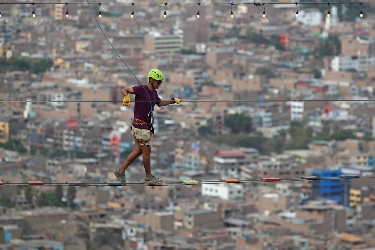 El puente colgante viral que lucha contra el estigma en las barriadas de Lima, en Perú