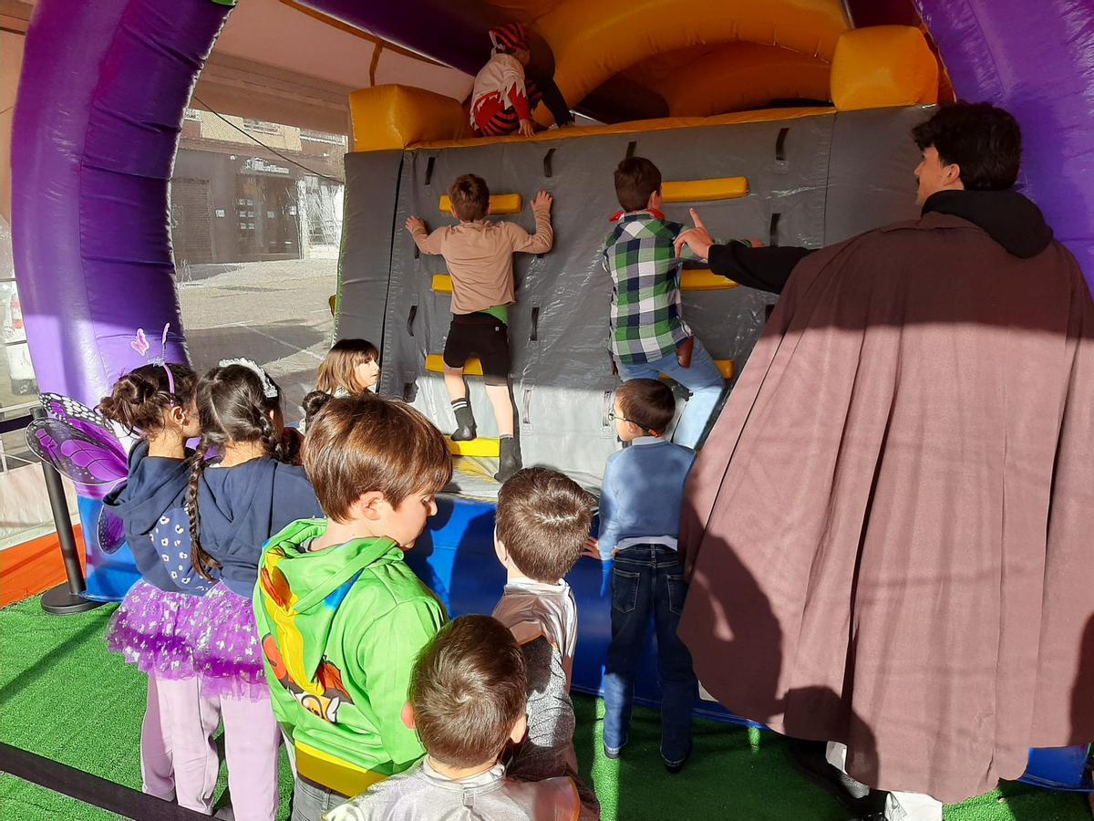 Los niños de Llanera inauguran el Antroxu por todo lo alto: el primer día de actividades, en imágenes