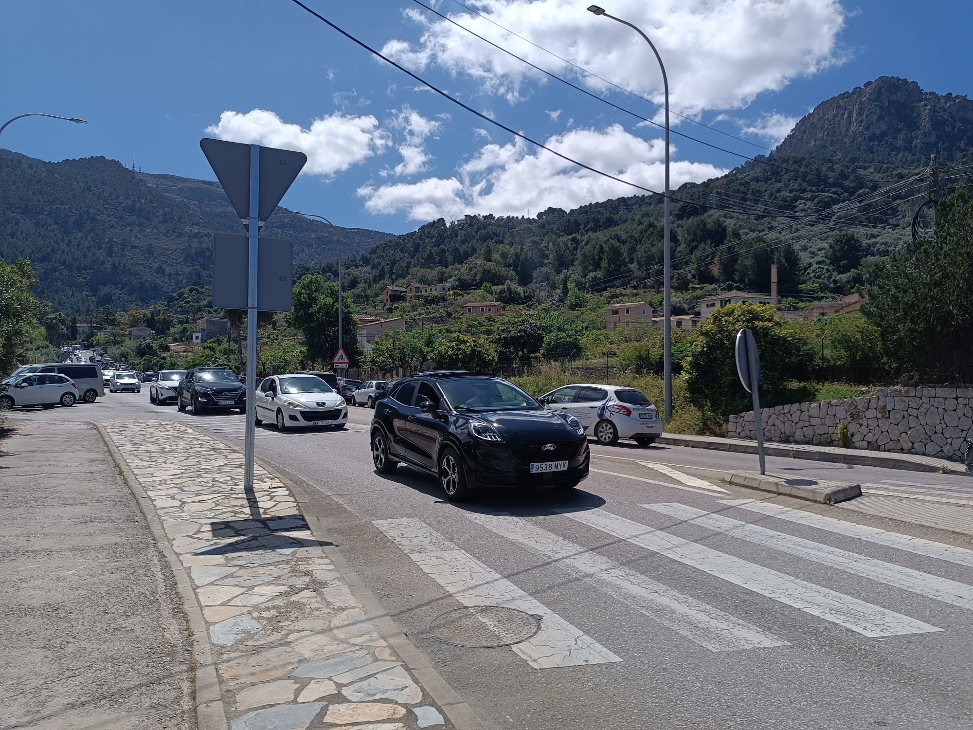 La entrada de multitud de vehículos a Sóller.
