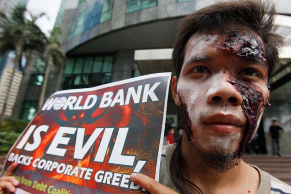 Un manifestant protesta per les desigualtats econòmiques durant la visita del president del Banc Mundial, Robert Zoellick, a Manila (Filipines).