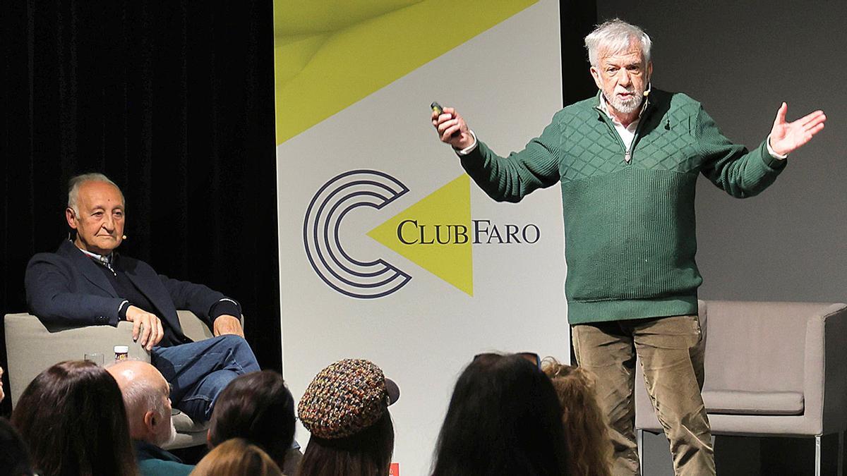 Ignacio Morgado (derecha) y Avelino Muleiro, en el Club Faro durante la conferencia.