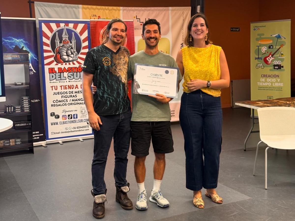 La concejala de Juventud, Carla Campoamor, junto a Jorge Flores Carpintero.