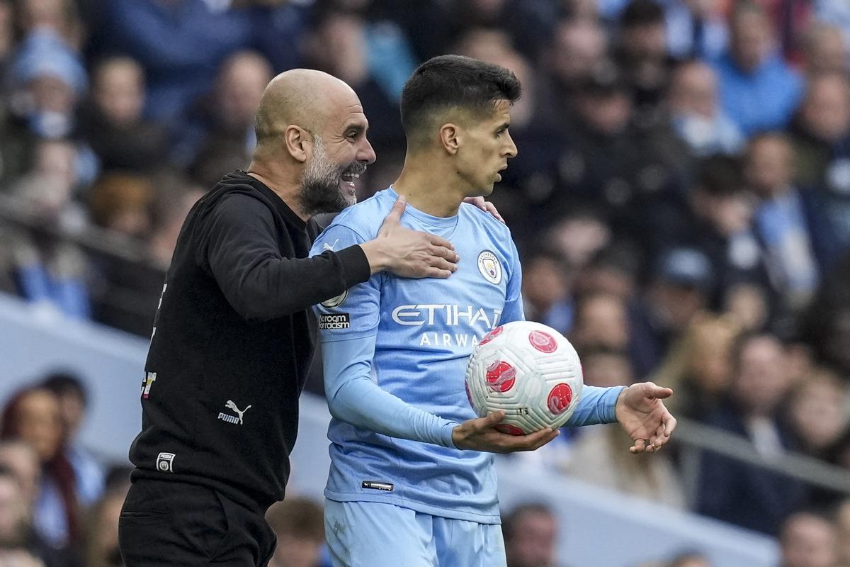 Cancelo, junto a Pep Guardiola en un partido con el Manchester City