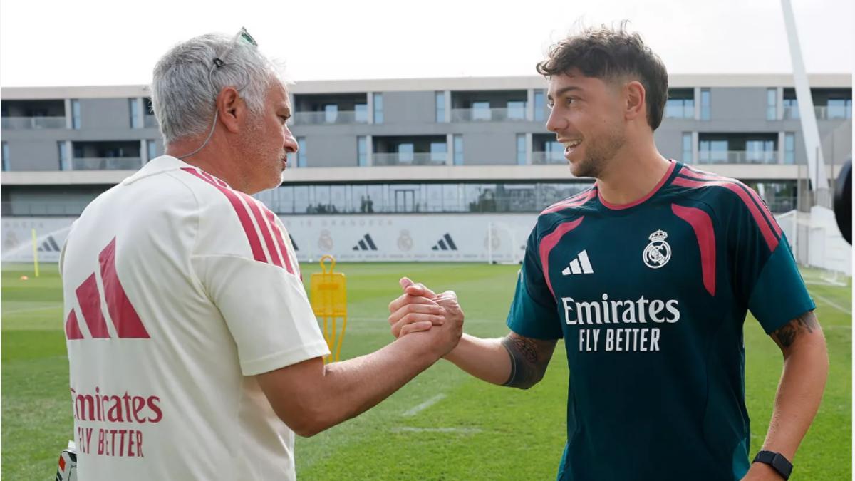 José Mourinho y Fede Valverde se saludan en sobre el terreno de entrenamiento del Real Madrid en Valdebebas
