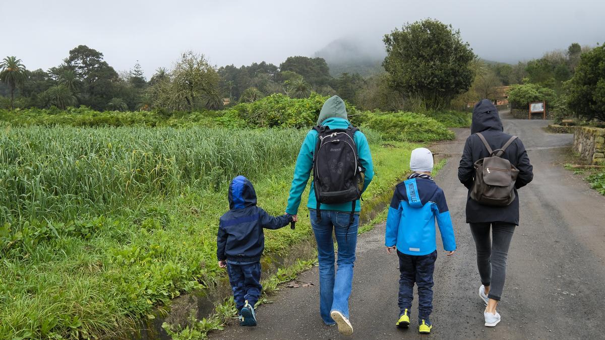 Una familia atraviesa el espacio natural protegido de Osorio, en el municipio de Teror.