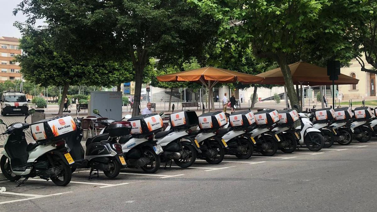 Imagen captada en el Burger King que aprovecha todo el aparcamiento de la céntrica zona de Castelló para sus motos.