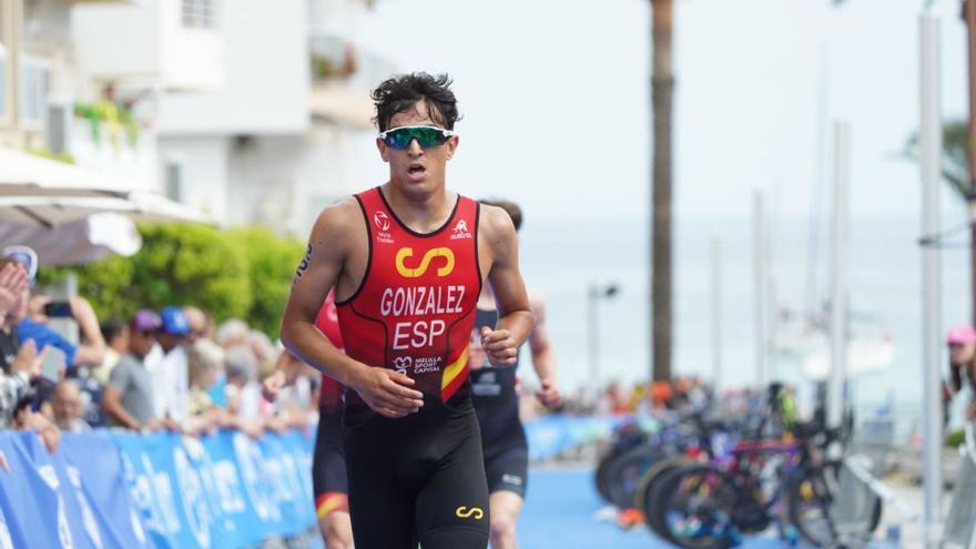 El corredor español González encara en Santa Eulària el decisivo tramo del final de la prueba de Duatlón Estándar. | FETRI