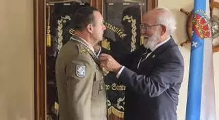 El Gremio de Mareantes distingue al jefe de la Brilat con su medalla de honor