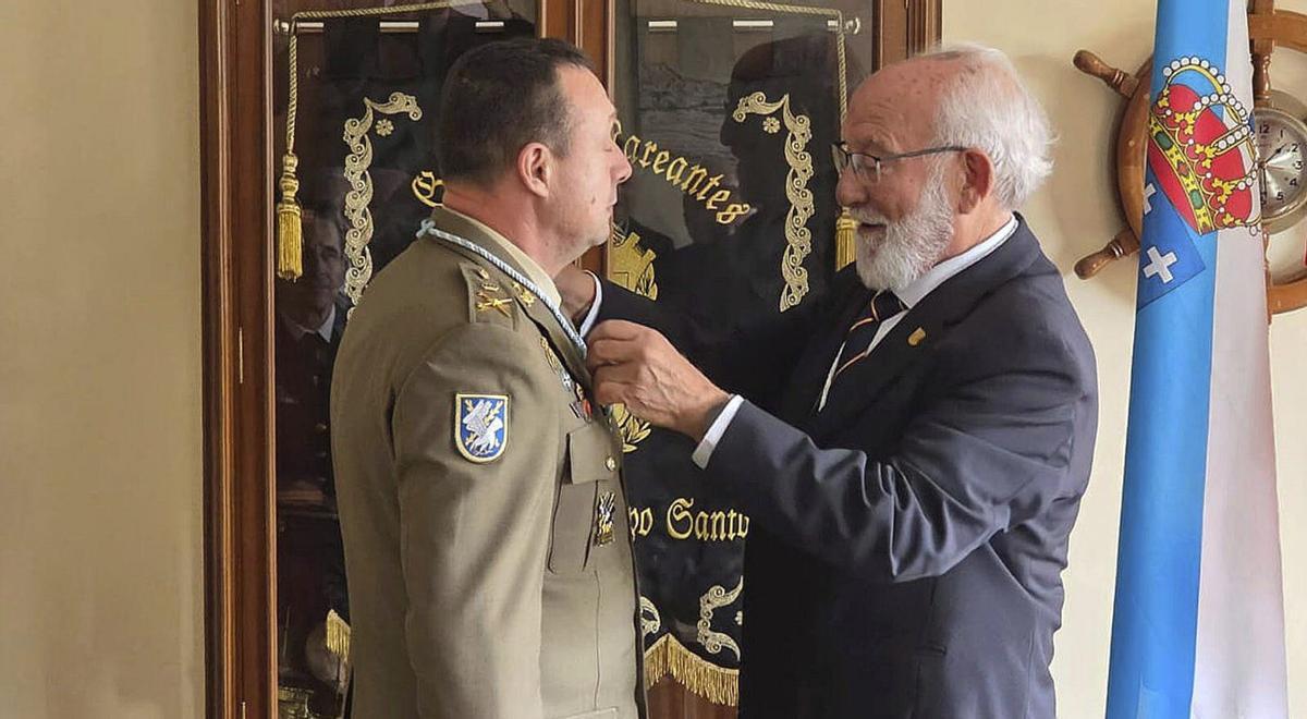 José Luis Arellano imponiendo la medalla de honor del Gremio de Mareantes a González Alvarado. | GUSTAVO SANTOS