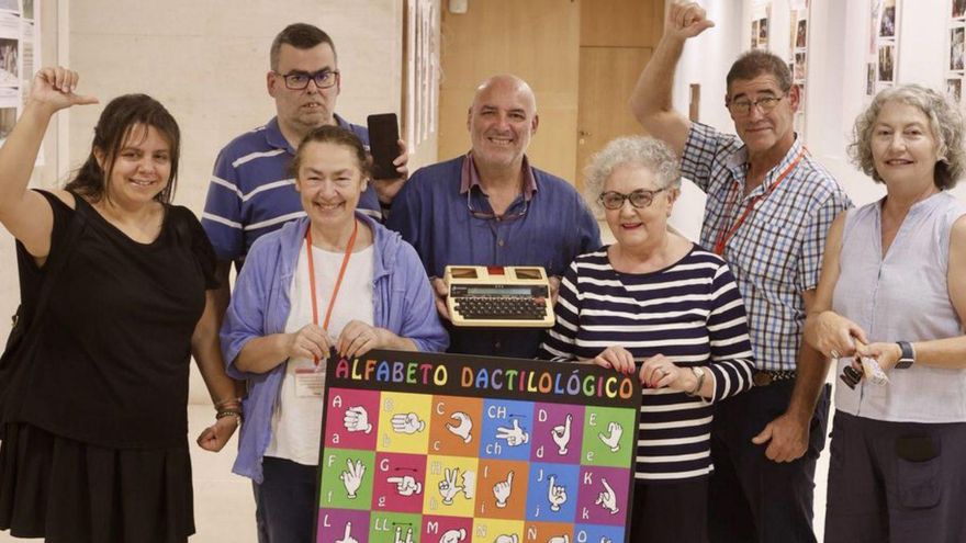 Covadonga González, Javier García, Teresa Fernández, J. Ramón Mayor, Remedios Fernández, Alfredo González y Rosario Gutiérrez, ayer. | MARCOS LEÓN