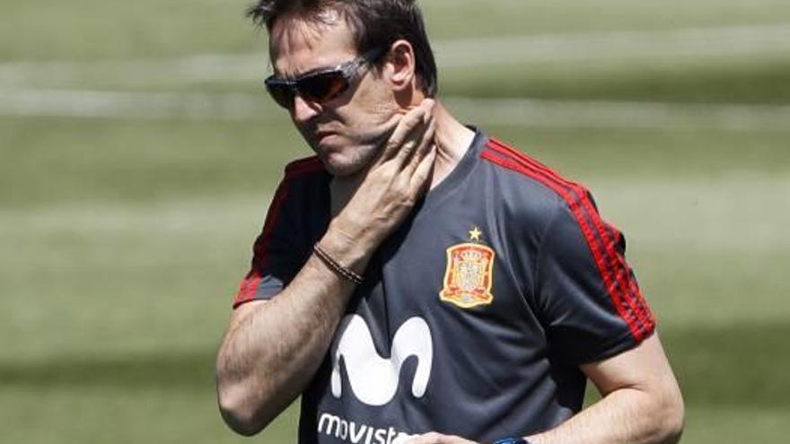 Lopetegui, con la mano en el cuello durante la sesión de ayer.