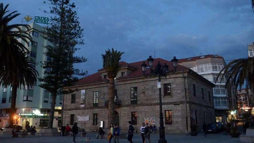 La casa consistorial de Cambados permaneció sin iluminación durante una hora. // Noé Parga