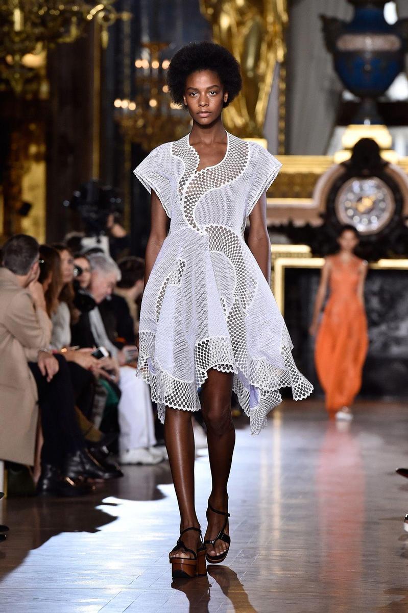 PFW: Stella McCartney Primavera/Verano 2016, mini vestido blanco