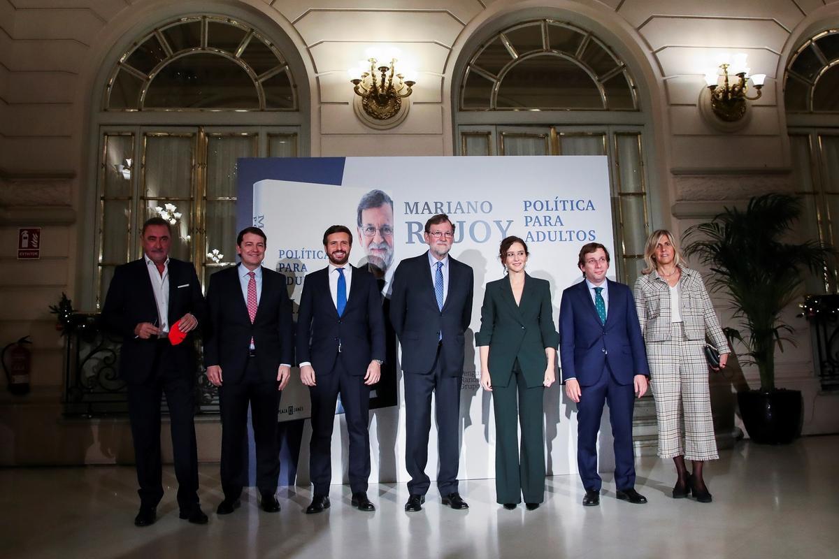 Foto de familia en la presentación del libro de Rajoy.