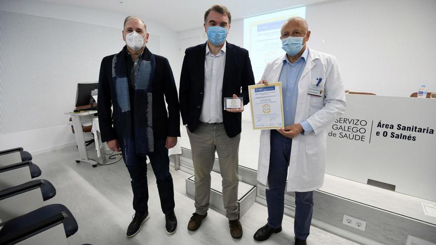 Juan Turnes (centro) acompañado por el gerente y un paciente de la unidad de hepatitis C. | // GUSTAVO SANTOS